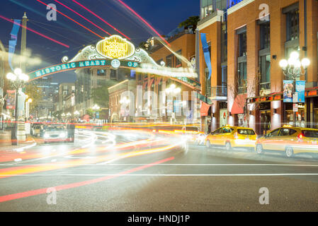 Gaslamp Quarter Leuchtreklame, blickte 5th Avenue bei Nacht. Die Innenstadt von San Diego, Kalifornien, USA. Stockfoto