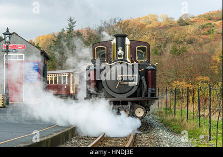 Dampflok auf der Welsh Highland Railway in Beddgelert Station Snowdonia, Nordwales Stockfoto