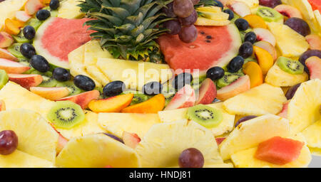 Kompositionen von frischem Obst schneiden für Buffets. typische Sommerfrüchte von Sizilien, erfrischend und gesund. Stockfoto