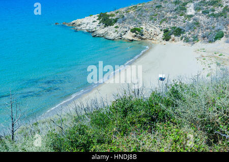 Strand menschenleer isoliert. Mit dem ruhigen Meer genießen Sie Ruhe und Entspannung und Sie können so gut tun, Nudismus und Naturismus. Stockfoto