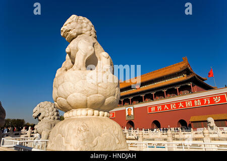 Himmlischen Friedens Tor, Tor, mit Portrait von Mao Ze Dong, auf dem Platz des Himmlischen Friedens, Peking, China Stockfoto