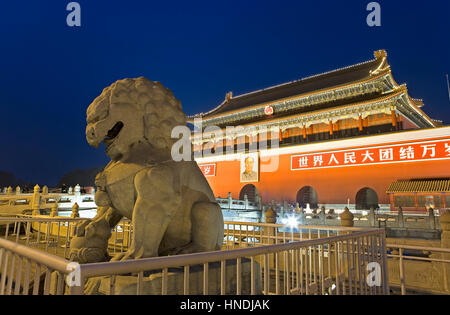 Himmlischen Friedens Tor, Tor, mit Portrait von Mao Ze Dong, auf dem Platz des Himmlischen Friedens, Peking, China Stockfoto