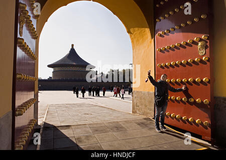 Selfie, Frau, Teenager, Tempel des Himmels. Tiantan, Gate, Gateway, Peking, China Stockfoto