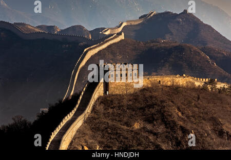 Gebirgig, Große Mauer, Badaling Abschnitt. Touristen, Peking, China Stockfoto