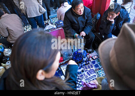 Juweliergeschäft in Panjiayuan Markt, Peking, China Stockfoto