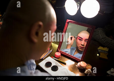 Make-up, Schauspieler der Peking Oper. Laoshe Teehaus. Nr. 3 Qianmen Avenue West, Peking, China Stockfoto