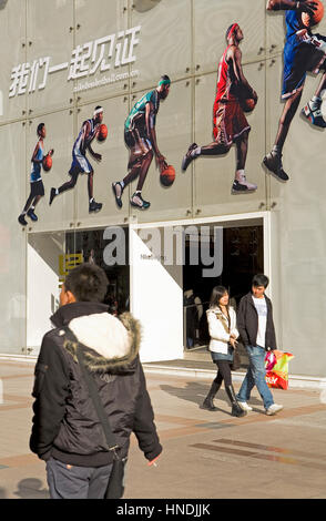 Nike Shop in Peking. 138 Wang Fu Jing Street; Fußgängerzone Einkaufsstraße, Peking, China Stockfoto