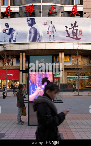 Öffentliche Telefone mit großen Bildschirmen in Wang Fu Jing Street. Ist einer verkehrsberuhigten Einkaufsstraße, Peking, China Stockfoto