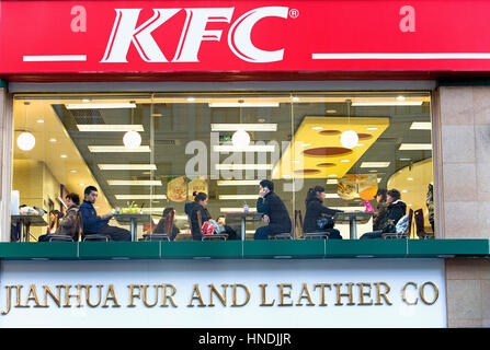 Amerikanisches Restaurant in Wang Fu Jing Street. Ist einer verkehrsberuhigten Einkaufsstraße, Peking, China Stockfoto