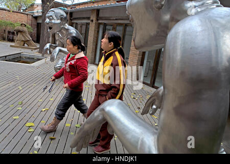 Xin Dong Cheng Raum für zeitgenössische Kunst Nº 4 Jiuxianqiiao Lu, Dashanzi 798 Art District. Silber Skulpturen von Yue Min Jun und braun Skulptur von Stockfoto