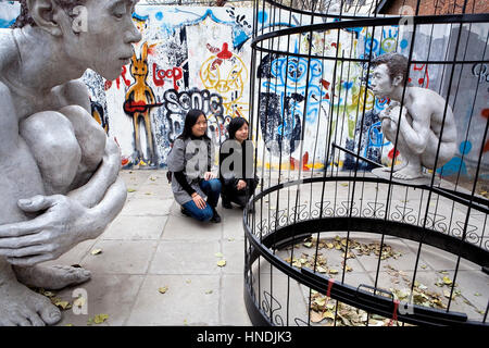 Skulptur, Statue, Statuen, bei 9 Kunst Raum. Nr. 4 Jiuxianqiiao Straße. Dashanzi 798 Art District. Skulptur von Feng Yiying, Peking, China Stockfoto