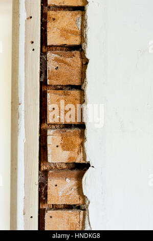 Nahaufnahme Detail Putz Wand zeigen ausgesetzt hölzernen Latten Haus Renovierung Stockfoto