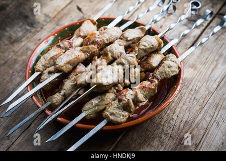 Shish Kebab auf dem Holztisch Stockfoto