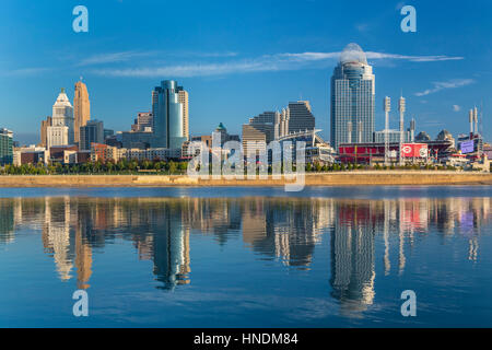 Die Skyline der Stadt und Reflexionen in den Ohio River Cincinnati, Ohio, USA. Stockfoto