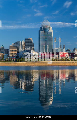 Die Skyline der Stadt und Reflexionen in den Ohio River Cincinnati, Ohio, USA. Stockfoto