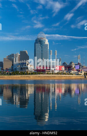 Die Skyline der Stadt und Reflexionen in den Ohio River Cincinnati, Ohio, USA. Stockfoto