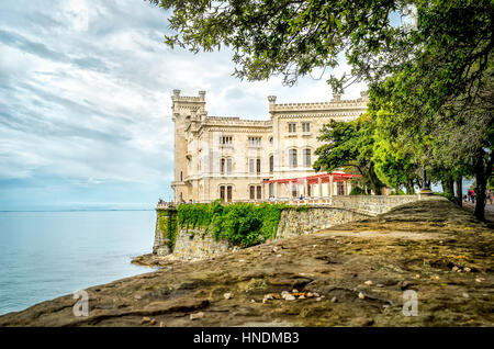 Castello di Miramare in Triest - Schloss mit Blick auf Meer Stockfoto