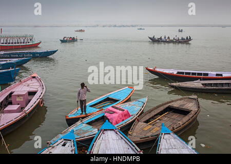 Panorama, Panorama, Stadtbild, Fischer, im Hintergrund Boote von Pilgern, im Ganges, Varanasi, Uttar Pradesh, Indien. Stockfoto