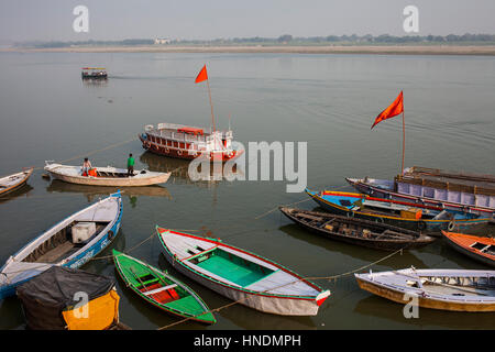 Panorama, Panorama, Stadtbild, Boote der Fischer, der im Ganges, Varanasi, Uttar Pradesh, Indien. Stockfoto