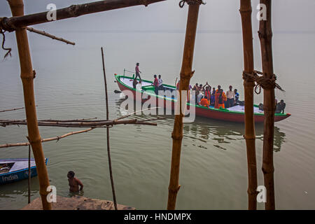 Panorama, Panorama, Pilger in einem Boot segeln und Beten, im Ganges, Varanasi, Uttar Pradesh, Indien. Stockfoto