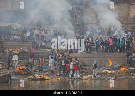 Landschaft, Panorama, Panorama, harishchandra Ghat, einem brennenden Ghat, an den Ufern des Ganges, Varanasi, Uttar Pradesh, Indien. Stockfoto