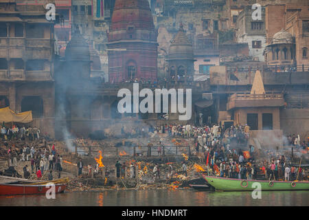 Landschaft, Panorama, Panorama, die Einäscherung von Körpern, in Manikarnika Ghat, die brennenden Ghat, an den Ufern des Ganges, Varanasi, Uttar Pradesh, Indien Stockfoto