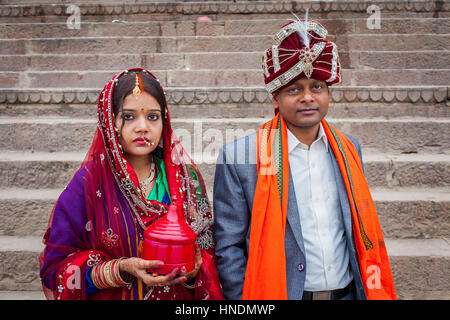 Paar, traditionelle Hochzeit in Dasaswamedh Ghat, Fluss Ganges, Varanasi, Uttar Pradesh, Indien. Stockfoto