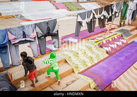 im übrigen Kinder und Wäsche trocknen, Dasaswamedh Ghat, im Fluss Ganges, Varanasi, Uttar Pradesh, Indien. Stockfoto