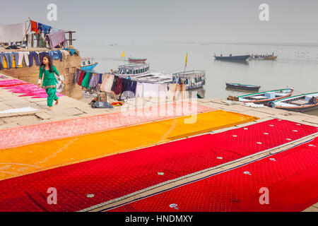 Panorama, Panorama, übrigens Mädchen und Wäsche trocknen, Dasaswamedh ghat, Ganges, Varanasi, Uttar Pradesh, Indien. Stockfoto