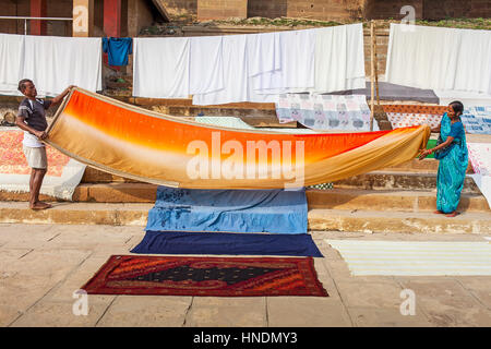 Pflege der Wäsche zum Trocknen, Dasaswamedh Ghat, im Fluss Ganges, Varanasi, Uttar Pradesh, Indien. Stockfoto