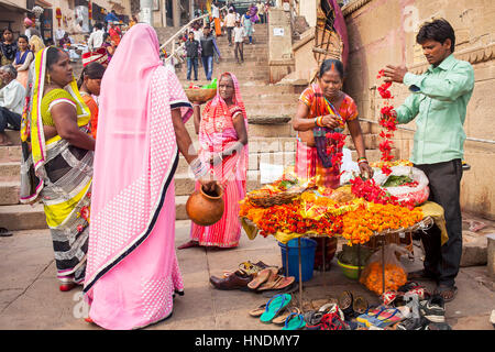 Blumen Shop, für Angebote an Dashashwamedh Ghat, Varanasi, Uttar Pradesh Stockfoto