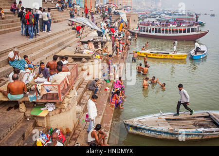 Panorama, Panorama, Dashashwamedh Ghat (main Ghat), im Ganges, Varanasi, Uttar Pradesh, Indien. Stockfoto