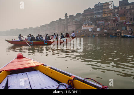 Panorama, Panorama, Pilger in einem Boot segeln und betete, Ganges, im Hintergrund die ghats, Varanasi, Uttar Pradesh, Indien. Stockfoto