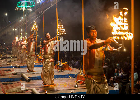 Jede Nacht, jede Nacht Puja am Dashaswamedh Ghat, Varanasi, Uttar Pradesh, Indien Stockfoto