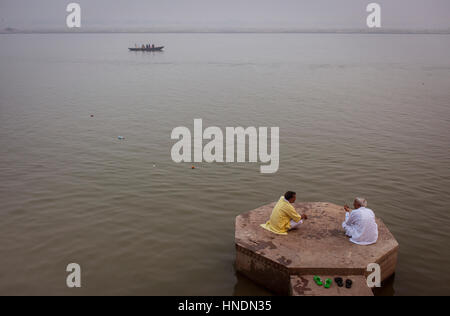 Männer, entspannen Sie sich mal in Lalita Ghat, Fluss Ganges, Varanasi, Uttar Pradesh, Indien. Stockfoto