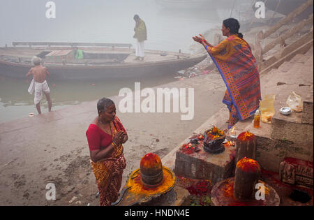 Pilger, so dass eine Ritual anbieten und beten, Ghats von Fluss Ganges, Varanasi, Uttar Pradesh, Indien. Stockfoto