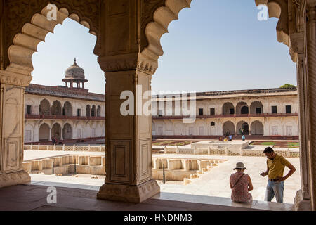 Hof, Hof, Besucher, Anguri Bagh (Grape Garden), in Agra Fort, Weltkulturerbe der UNESCO, Agra, Indien Stockfoto