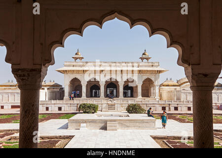 Hof, Hof, Besucher, Anguri Bagh (Grape Garden), in Agra Fort, Weltkulturerbe der UNESCO, Agra, Indien Stockfoto