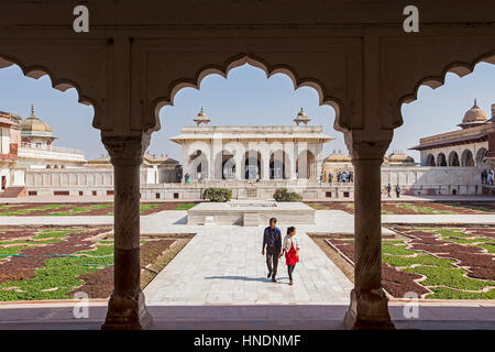 Hof, Hof, Besucher, Anguri Bagh (Grape Garden), in Agra Fort, Weltkulturerbe der UNESCO, Agra, Indien Stockfoto