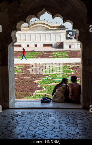 Hof, Hof, Paar, in Anguri Bagh (Grape Garden), in Agra Fort, Weltkulturerbe der UNESCO, Agra, Indien Stockfoto