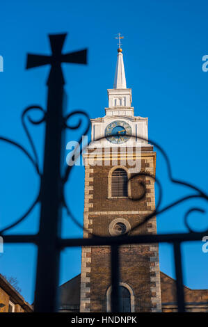 Saint Georges Kirche Gravesend mit Kreuz am Pfarrhaus Tor im Vordergrund Stockfoto