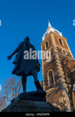 Saint Georges Kirche Gravesend mit der Statue von Pocahontas im Vordergrund Stockfoto