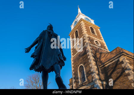 Saint Georges Kirche Gravesend mit der Statue von Pocahontas im Vordergrund Stockfoto