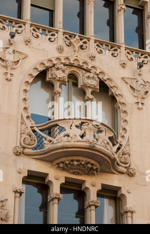 Detail des Fensters auf der Casa Lleó Morera in Passeig de Gracia in Barcelona Stockfoto