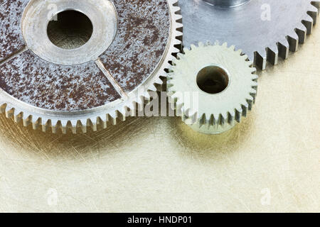alte rostige Metallzahnräder auf zerkratzten Messing Hintergrund Stockfoto