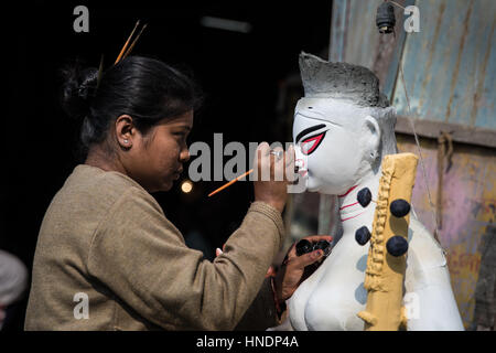 Idole der Hindu-Götter und Göttinnen hergestellt und bemalt in Kumortuli, einem Vorort im Norden Kolkata, Indien, wo viele Handwerker leben und arbeiten. Stockfoto