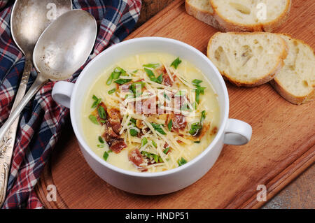 Cremige geladen gebackene Kartoffel-Suppe mit Speck und Käse, Frühlingszwiebeln Stockfoto