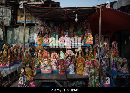 Idole der Hindu-Götter und Göttinnen hergestellt und bemalt in Kumortuli, einem Vorort im Norden Kolkata, Indien, wo viele Handwerker leben und arbeiten. Stockfoto