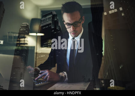 Close up Portrait of executive Business-Mann mit Laptop arbeiten konzentriert Stockfoto