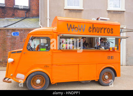 Orange Citroen Imbiss van Churros mit Eigentümern gestikulierend von innen zu verkaufen Stockfoto